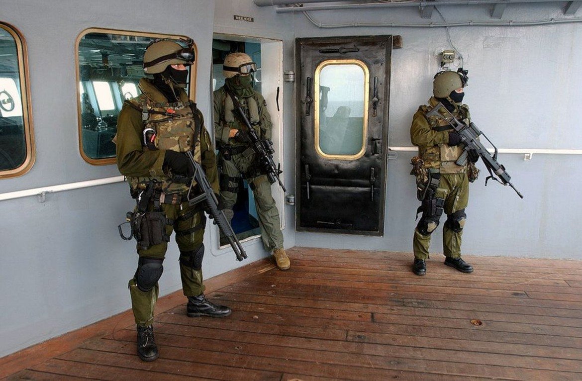 Испания - Специалните военноморски части
Специалните военноморски сили на Испания са създадени през 2009 г., когато страната обединява различни единици от испанския военноморски флот в едно формирование - Fuerza ("Сила"), състояща се войници от Специалното отделение на военните водолази, от Специалния екип сапьори и от Отдела за специални операции.
Групата се занимава предимно с антитерористични операции в морето, спасяване на заложници, превземане на кораби, справяне с пирати. 