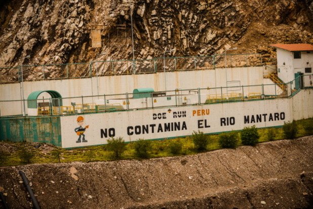 Въпреки факта, че 99% от децата имат завишени нива на олово в кръвта, компанията не се притеснява да изпише "Doe Run-Перу не замърсява река Мантаро"
на фасадата на една от своите фабрики