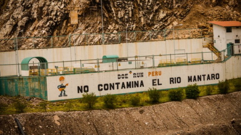 Въпреки факта, че 99% от децата имат завишени нива на олово в кръвта, компанията не се притеснява да изпише "Doe Run-Перу не замърсява река Мантаро"
на фасадата на една от своите фабрики