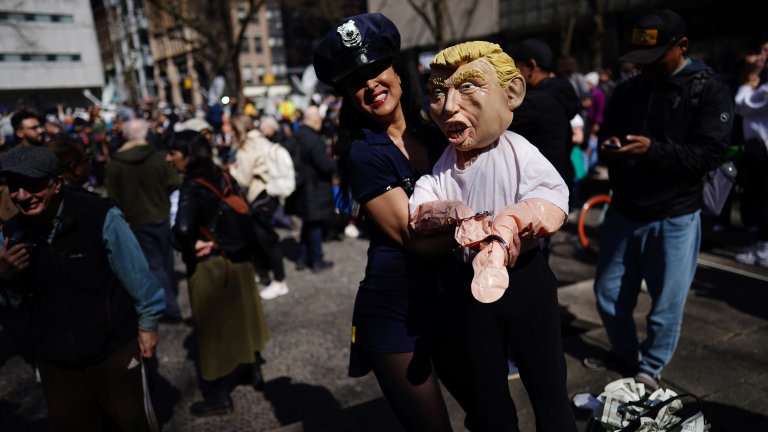 Арестуваха Доналд Тръмп, а той обяви, че е невинен по 34 обвинения (Снимки)