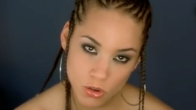 Алиша Кийс - Falling'
През 2001-а Алиша Кийс беше все още ново лице на музикалната сцена, но с точно тази песен успя да направи така, че целият свят да знае името ѝ. Бавно, леко меланхолично, но хващащо за гърлото парче, което те кара и до ден днешен да си излееш душата в приятно soul припяване.