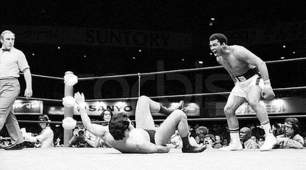 Мохамед Али се изправя срещу професионалния борец Антонио Иноки през 1976 г. в Токио.