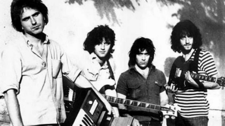 „Леб и сол" в ранните им години. Стефановски е крайният вдясно