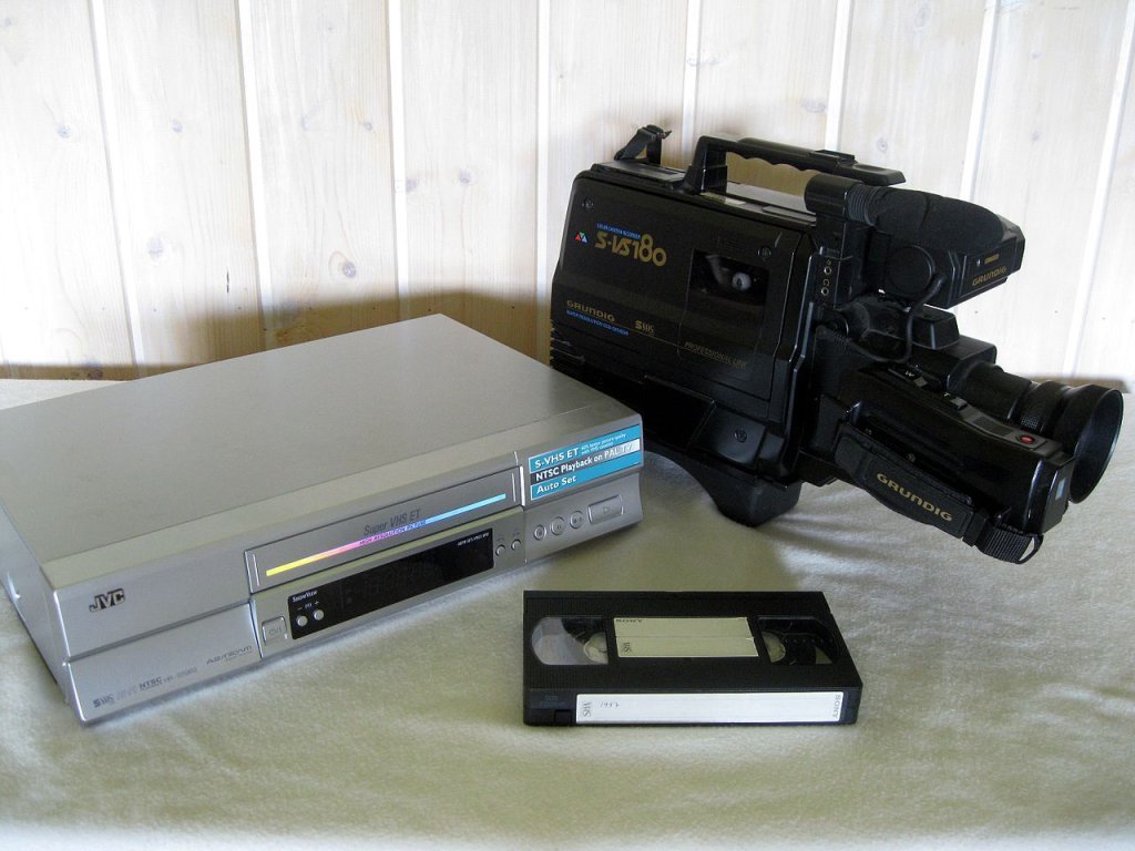 Касетите Video Home System (VHS) и видеата Videocassette recorder (VCR), които ги възпроизвеждаха, бързо се превърнаха в основна част от развлечението на милиони домакинства. Но до 2004 г. DVD дисковете вече правеха повече продажби - около 40 пъти повече.