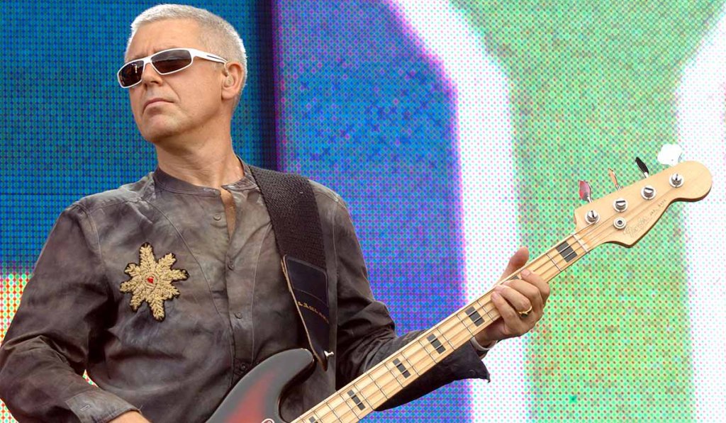 Лятото донесе щастие и на още един заклет ерген - Адам Клейтън. Басистът на групата U2, който е на 57 години, стана баща на момиченце през юли. Със съпругата му бразилката Мариана де Карвальо избраха името Алба за новороденото. Адам и Мариана сключиха бра