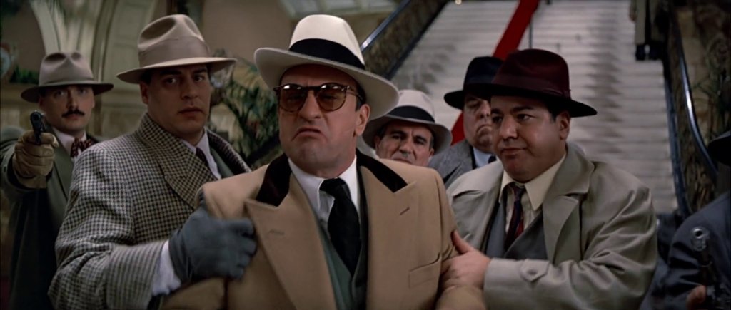 Ал Капоне от \"The Untouchables\" 
Разбира се, не можем да минем без Ал. Той добива популярност през \"сухия период\" на САЩ и много актьори пресъздават образа му, но никой не може да се сравнява с Робърт Де Ниро. В един момент целият град е под конт