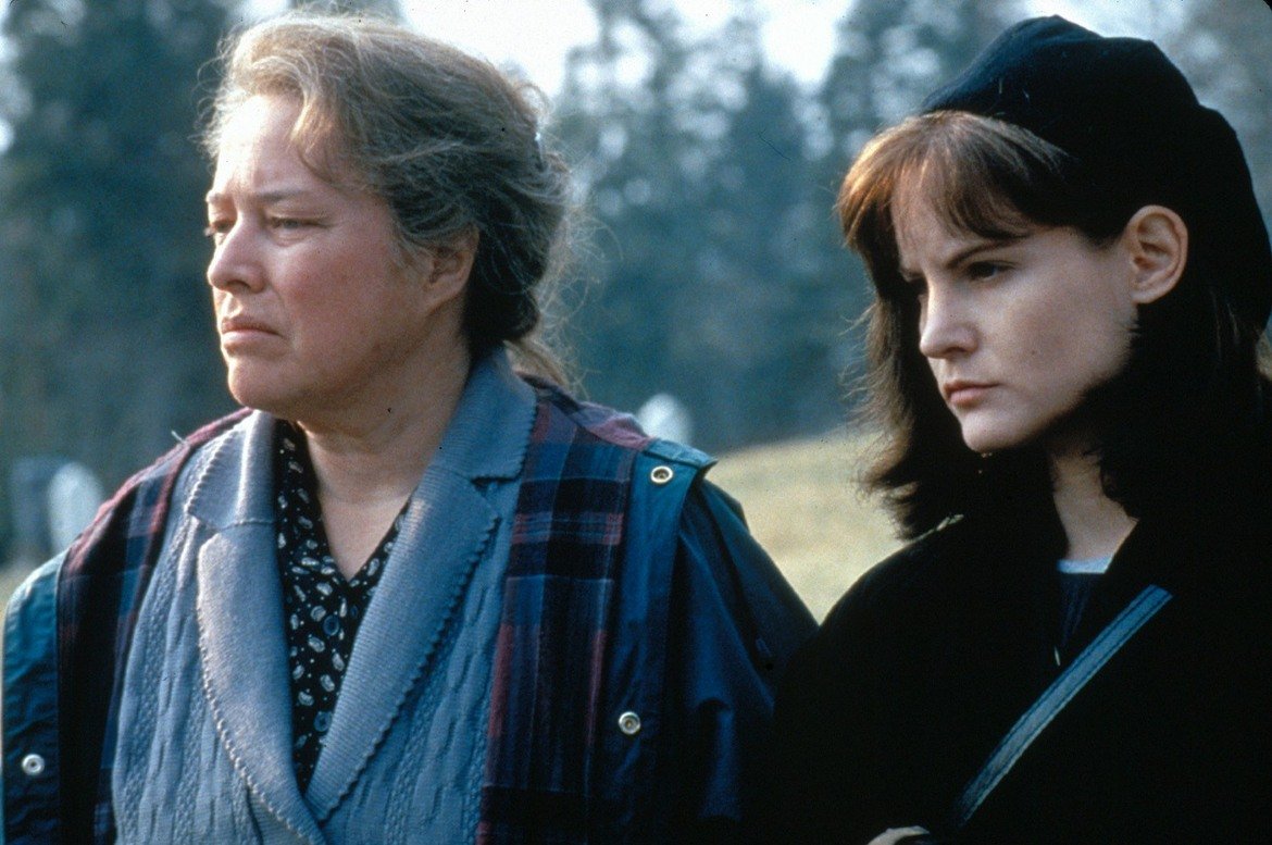 Dolores Claiborne / "Долорес Клейборн" (1995)

"Мизъри" не е единственият филм по Стивън Кинг, в който Кати Бейтс прави запомняща се роля. Самата тя дори казва, че "Долорес Клейборн" е най-любимата й роля от всички. Филмът е тъжен и драматичен разказ за една жена, обвинена в убийството на работодателката си - възрастна жена на име Вера Донован, за която Долорес се е грижила в продължение на много години. По време на разпита тя описва житейската си история и разказва за друго убийство - това на мъжа си, който години наред я е тормозил и мачкал. 
