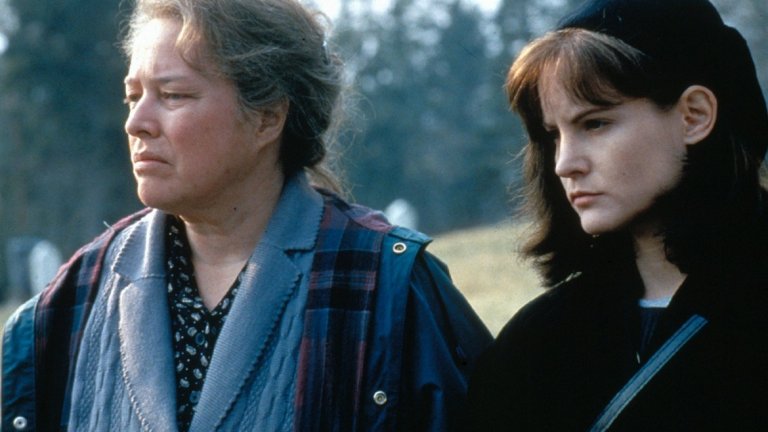 Dolores Claiborne / "Долорес Клейборн" (1995)

"Мизъри" не е единственият филм по Стивън Кинг, в който Кати Бейтс прави запомняща се роля. Самата тя дори казва, че "Долорес Клейборн" е най-любимата й роля от всички. Филмът е тъжен и драматичен разказ за една жена, обвинена в убийството на работодателката си - възрастна жена на име Вера Донован, за която Долорес се е грижила в продължение на много години. По време на разпита тя описва житейската си история и разказва за друго убийство - това на мъжа си, който години наред я е тормозил и мачкал. 
