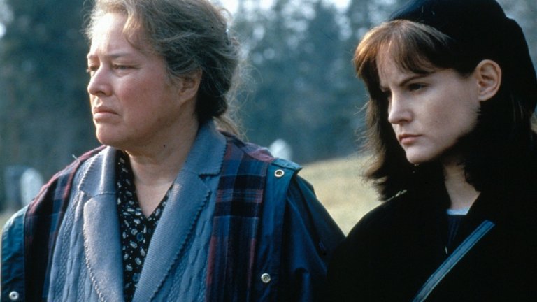 Dolores Claiborne / "Долорес Клейборн" (1995)
"Мизъри" не е единственият филм по Стивън Кинг, в който Кати Бейтс прави запомняща се роля. Самата тя дори казва, че "Долорес Клейборн" е най-любимата й роля от всички. Филмът е тъжен и драматичен разказ за една жена, обвинена в убийството на работодателката си - възрастна жена на име Вера Донован, за която Долорес се е грижила в продължение на много години. По време на разпита тя описва житейската си история и разказва за друго убийство - това на мъжа си, който години наред я е тормозил и мачкал.