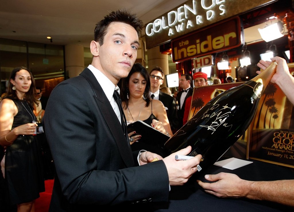 Работил е като фермер
След като родителите му разбират, че 16-годишният им син ще остане без диплома от гимназията, веднага му намират работа във фермата, в която са се нанесли току-що. Джонатан започва да се грижи за животните и за земята, но нито му харесвало, нито се е справял добре. “Трябва да си роден във ферма, за да знаеш как да я обичаш”, споделя актьорът след години пред “Ню Йорк Таймс”.