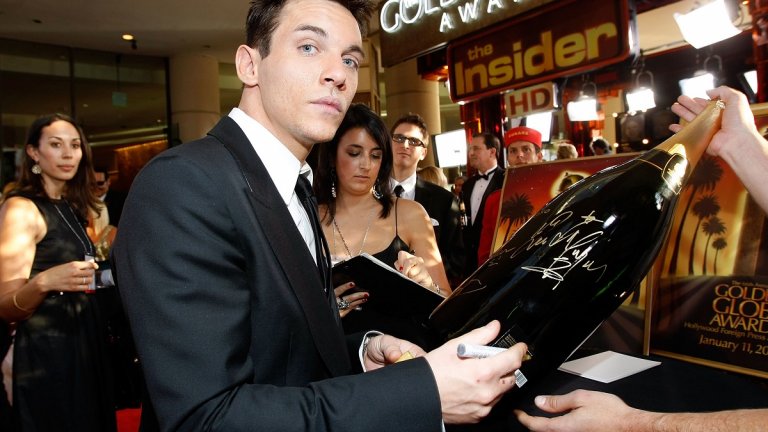 Работил е като фермер
След като родителите му разбират, че 16-годишният им син ще остане без диплома от гимназията, веднага му намират работа във фермата, в която са се нанесли току-що. Джонатан започва да се грижи за животните и за земята, но нито му харесвало, нито се е справял добре. “Трябва да си роден във ферма, за да знаеш как да я обичаш”, споделя актьорът след години пред “Ню Йорк Таймс”.