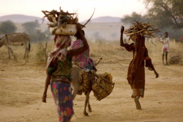  3. Чад  
  Съотношение на доходите мъже/жени: 0.62 (52 място)
 Участие в трудовия пазар (м/ж): 79% / 65%
 Грамотност (м/ж): 47% / 28%
 Процент на жените в парламента: 15%

 Чад е една от държавите на последни места в Индекса за човешко развитие на ООН. Тя страда от хронична регионална нестабилност, включително разпростиране на конфликти от Дарфур и Централноафриканската република. 
 За разлика от повечето държави в този списък, разликите във възможностите за заетост и доходите не са особено големи в Чад. Това обаче може да се дължи предимно на разчитането от населението предимно на земеделие, задоволяващо собствените му нужди. 
 Чад е на дъното на класацията по разлики в достъпността на образованието. Само 28% от жените в страната могат да четат, а само 55% от момичетата постъпват в основно училище - едни от най-ниските нива в света.