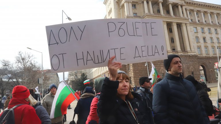 "Възраждане" на протест срещу мерките, Петков излезе да говори с тях (Снимки)