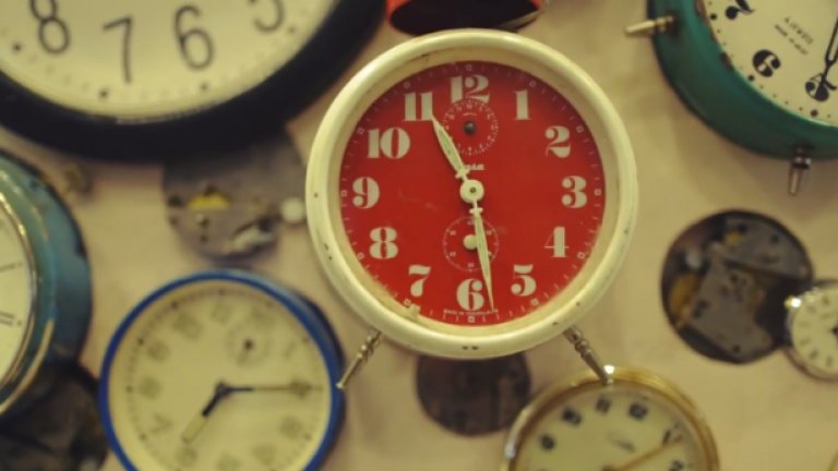 TimeHeroes събраха куп часовници като дарение от своите членове. Те ще ги използват за мащабна рекламна кампания, която тепърва ще се разгръща в следващите два месеца. Началото й беше поставено тази Коледа с монтирането на инсталация, която брои в реално време геройствата, случили се през TimeHeroes.оrg