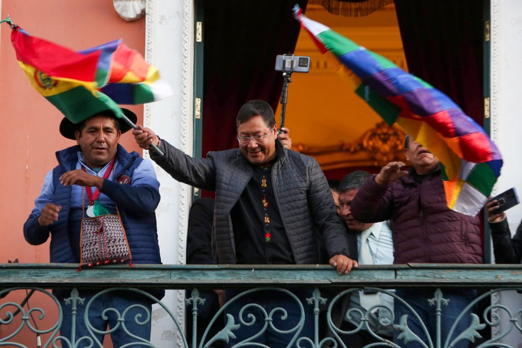 Президентът на Боливия Луис Арсе празнува неуспеха на опита за преврат