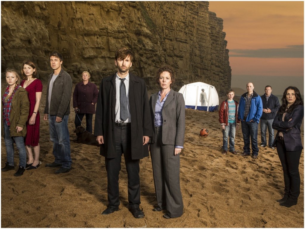 Broadchurch 
Британците никога няма да спрат да ни очароват. И докато по-голямата част от света се вторачва в динамичната производителност на американските канали, ние обичаме да обръщаме поглед и към Острова. Те правят по-малко продукция, но тя вина