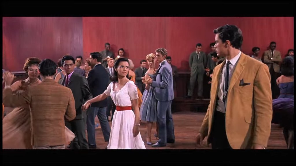 "Уестсайдска история" (1961) 
Колкото и да обичаме Натали Ууд, тя е странен избор за ролята на латината Мария Нунес. Джордж Чакирис, който печели Оскар за ролята на брата на Мария, е син на гръцки  имигранти. 