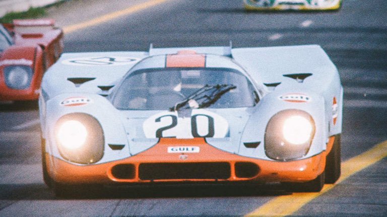  Porsche 917, "Льо Ман" 

Достатъчно е да кажем, че зад волана на тази кола е не кой да е, а Стив Маккуин, още наричан "Кралят на якото". Всичко, до което той се докоснеше, се превръщаше в култова вещ, а това важи в още по-голяма степен за автомобилите му. 

В "Льо Ман" Маккуин кара Porsche 917 – типичен представител на бранда си със своя нисък, спортен профил и кръгли предни фарове. Това е първият автомобил на марката, който е снабден с 12-цилиндров двигател. Моделът, който се появява във филма с Маккуин, е продаден на аукцион за рекордните 14 млн. долара.  