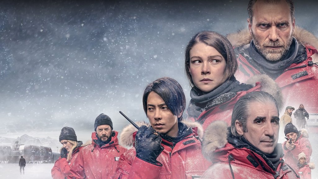 Какво да очакваме от сериалите на месеца - от фентъзи и фантастика, през доволно напрегнати трилъри и истории за съвсем реални убийци, та до разпускащи комедии. Ще има и фикция, и някои доста добре изглеждащи документални поредици.
Повече можете да видите в нашата галерия:
The Head (HBO Max) - 4 февруари
Ако има нещо, което да изглежда наистина обещаващо през февруари за феновете на по-мрачните и страшни жанрове, то това със сигурност е The Head. Студ, ледове и мистериозни убийства. Малко преди началото на зимата международният екип от учени климатолози напуска станцията си на Южния полюс, оставяйки малка група свои колеги да "зимуват" и да продължат с изследванията си. Когато обаче след 6 месеца учените се завръщат, заварват станцията призрачно празна. Част от колегите им са изчезнали, но друга от тях са трупове по пода. И очевидно в базата има убиец на свобода, който може да застраши сигурността на всички.