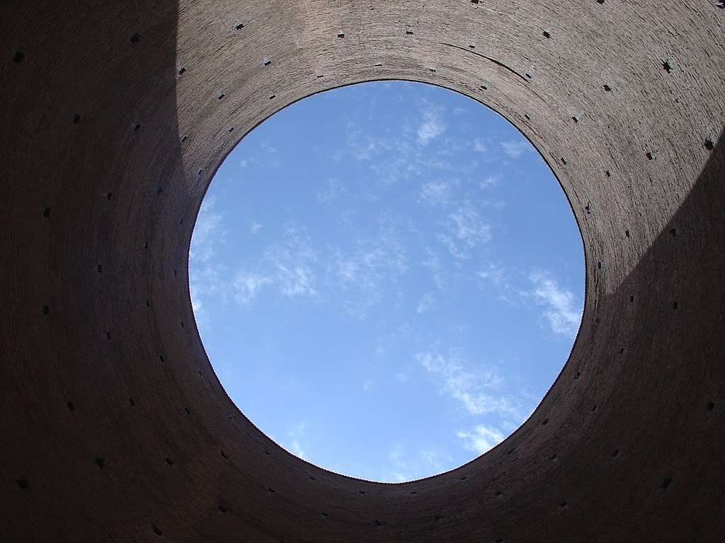 Toghrol_Tower_looking_up