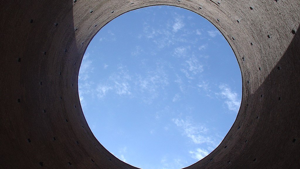 Toghrol_Tower_looking_up