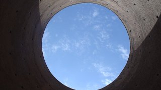 Toghrol_Tower_looking_up