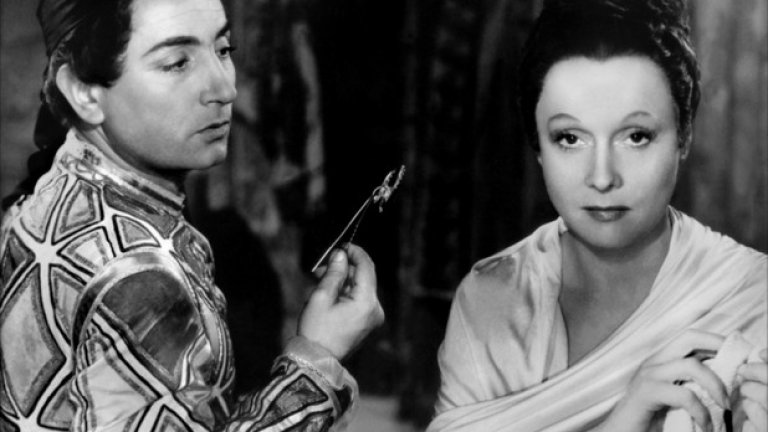3. Децата на рая, Les enfants du paradis (1945)
Заснет по време на окупацията на Франция от нацистите, филмът на Марсел Карне излиза едва през 1945 г. Арлети, която изпълнява главната роля, не се появява на премиерата на филма. Тя е в затвора. Защо? Защото е имала любовна връзка с офицер от Луфтвафе. На нея приписват следната фраза: „Сърцето ми е френско, но задникът ми е интернационален!“. Но пред съда Арлети казва: „Ако не сте искали да спя с германците, да не ги бяхте пускали“. Забранено й е да играе в продължение на 3 години. 
„Децата на рая“ е абсолютен шедьовър. Той е срещата между поезията и интелигентността с красотата на сюжета, диалозите и сценария. Въпреки че режисурата е тотално овехтяла, актьорското майсторство си остава изключително. Пиер Брасьор (баща на Клод Брасьор) в ролята на Фредерик Льометр и Арлети в ролята на Гаранс играят гениално. Историята се развива в Париж през 1828 г. на стария Boulevard du Temple, който е по-известен като Криминалния булевард заради огромната престъпност в района. 
Филмът, разделен на две част, започва с вдигане на завесата над Криминалния булевард, където се събира плътна тълпа, за да гледа представление на актьори, жонгльори и шутове... Гаранс е набедена в кражба по време на представлението. Тя обаче е спасена от безмълвните показания на мима Батист Дебюро. Така започва трудната любов на куртизанката Гаранс, свободна и дръзка жена, и Батист, който не смее да й покаже чувствата си. Намесват се и Натали, дъщерята на директора на театъра, която обича Батист, както и Фредерик Льометр, млад и обещаващ актьор, който започва връзка с Гаранс, макар че тя обича тайно и Батист. 
Известни реплики от филма: 
Гаранс към Фредерик Льометр: Париж е толкова тесен за хората, които се обичат с такава голяма любов. 
Батист: Когато се почувствах нещастен... заспивах... сънувах... Но хората не обичат онези, които сънуват... (усмихва се) затова винаги гледат да ви разтърсят с „история, която ще ви посъбуди“.