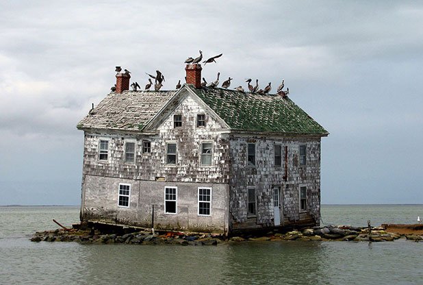 Само тази къща е останала от някогашната колония на Holland Island в Chesapeake Bay в САЩ. Самият остров е изчезнал през 2010 г.
