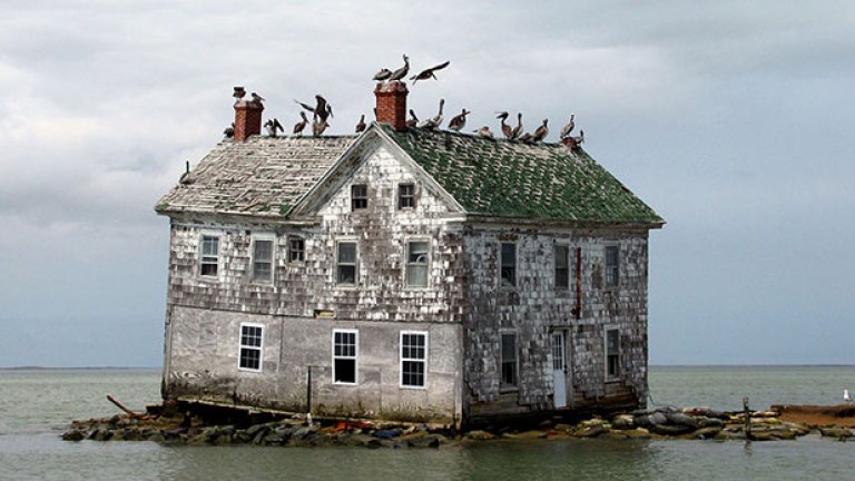 Само тази къща е останала от някогашната колония на Holland Island в Chesapeake Bay в САЩ. Самият остров е изчезнал през 2010 г.