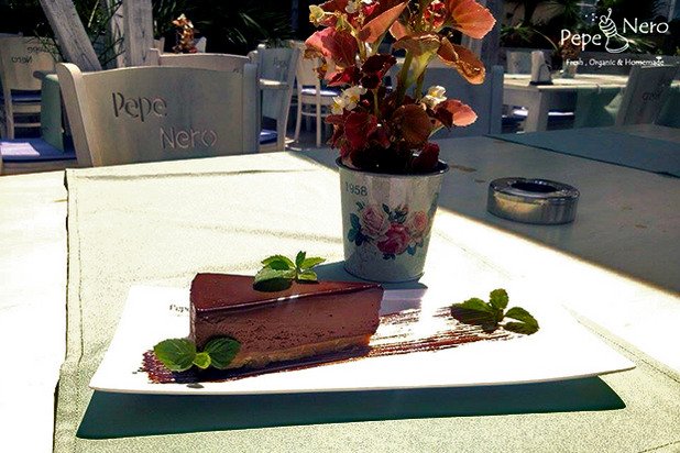 Шоколадовият чийз кейк е свеж летен десерт, който комбинира сладко със солено