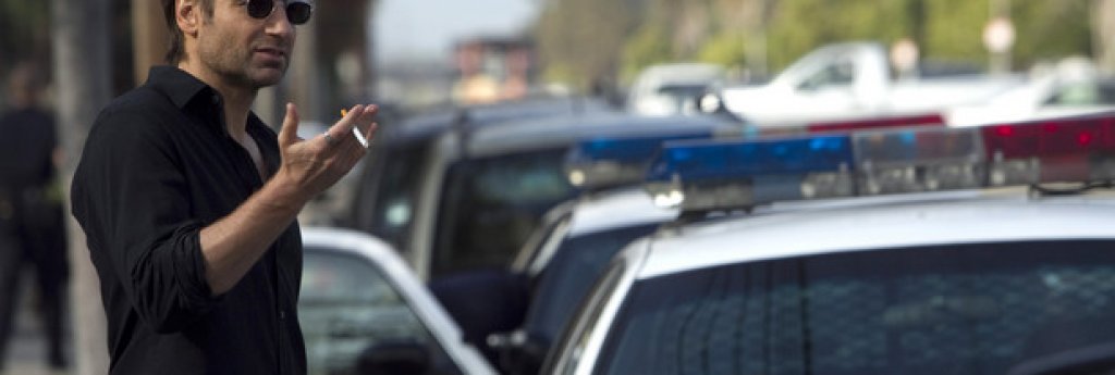 13. Californication / Секс до дупка
Не, проблемът на този сериал не е идиотският превод на заглавието му, а простият
факт, че остроумният черен хумор, сексът и Дейвид Духовни, който перфектно се
вживява в ролята на полупропаднал циничен писател, се изтъркаха твърде бързо. След
почти перфектен първи сезон и прилични втори и трети, последваха все по-
разочароващи епизоди. Към края си, сериалът се превърна в посредствено забавление
за wannabe свалячи. Със сигурност нямаше нужда да гледаме цели седем сезона от
„Секс до дупка".