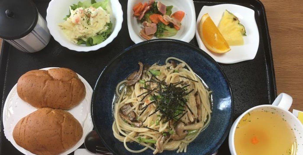 Паста с гъби, картофена салата, салата с броколи и бекон, пилешка супа, плодове и зелен чай.