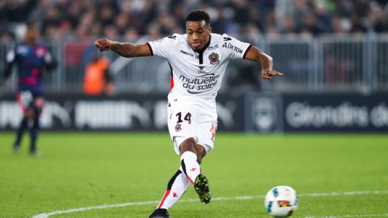 7. Аласан Плея, Ница. Докато погледите на всички са насочени към възродения Марио Балотели, основната движеща сила в Ница този сезон е Аласан Плея, който през 2014-а дойде в отбора от Лион за 450,000 паунда. Кариерата му започна като крило и представи Франция на множество младежки турнири. Постепенно си намери по-централна роля, а в Лига 1 има 10 гола и само Единсон Кавани, Александър Лаказет и Рдамел Фалкао са пред него при реализаторите. При положение, че след 18 месеца договорът му изтича, няма да струва много над 15 млн. паунда някой да се сдобие с услугите му, въпреки че Ница мечтае за титлата, която би била първа за клуба от 1959-а насам.