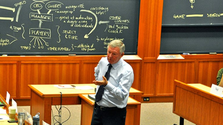 Изнася лекции. Фъргюсън често изнася лекции, и то не само на тема спорт и футбол. Хонорарът му обаче е 100 хиляди паунда.