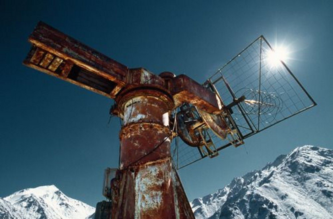  Телескоп в обсерватория Тяншан, Киргистан 

Между 30-те и 50-те години на миналия век из планините Тяншан на Киргистан са построени няколко индустриални града. През 1957-а се появява и обсерваторията в Тяншан, на около 30 км от град Алмати. Първоначално там има два еднометрови телескопа Ричи-Кретиен и редица по-малки телескопи.

По време на разпадането на Съветския съюз се оказва, че нито един от големите телескопи не работи, поради липса на части за ремонт и недобра поддръжка. Телескопите са ремонтирани през 2014-а като реновацията е заплатена от Казахстан.
