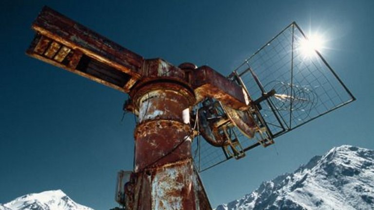  Телескоп в обсерватория Тяншан, Киргистан 

Между 30-те и 50-те години на миналия век из планините Тяншан на Киргистан са построени няколко индустриални града. През 1957-а се появява и обсерваторията в Тяншан, на около 30 км от град Алмати. Първоначално там има два еднометрови телескопа Ричи-Кретиен и редица по-малки телескопи.

По време на разпадането на Съветския съюз се оказва, че нито един от големите телескопи не работи, поради липса на части за ремонт и недобра поддръжка. Телескопите са ремонтирани през 2014-а като реновацията е заплатена от Казахстан.