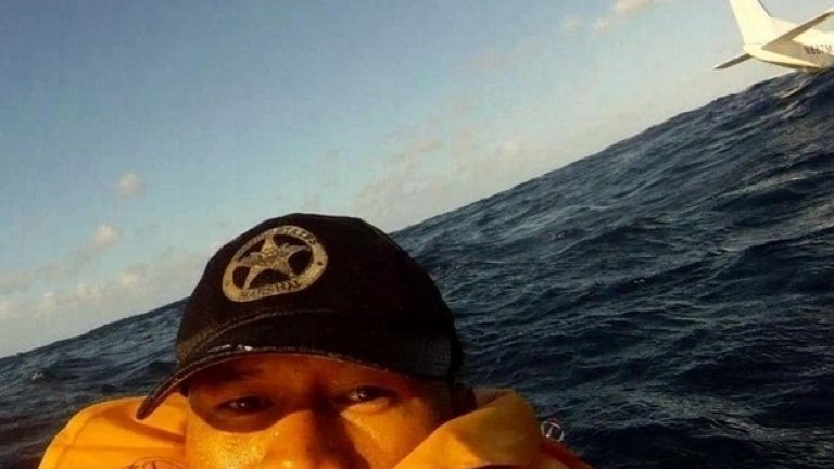 След като самолетът на Фердинанд Пуентес се разби край брега на Хавай, той засне тази зловеща снимка със своята GoPro камера