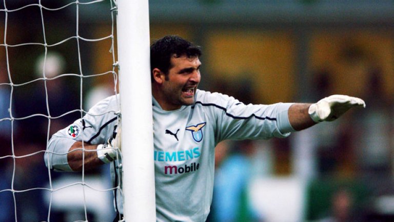 Вратар - Анджело Перуци.
Доста се колебая между него и Джиджи Буфон. Но се сещам колко добре командваше той защитата, какъв лидер беше. Безспорно голям вратар.