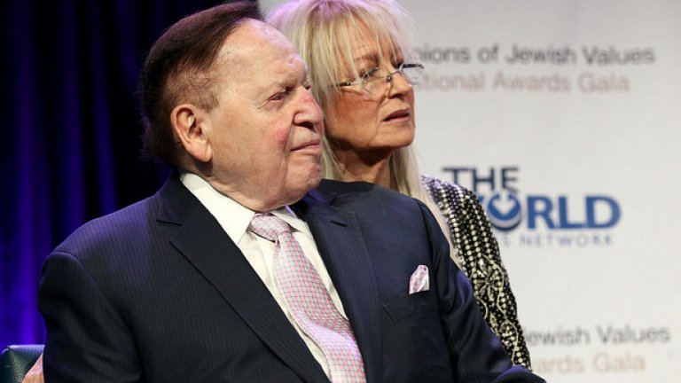 Шелдън Аделсън спечели милиарди долари от Las Vegas Sands Corporation, която притежава множество хотели и казина в САЩ и Азия. От години Аделсън е симпатизант на Републиканците, той принадлежи към най-богатите спонсори на партията и тази година подкрепя Тръмп.