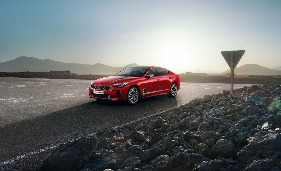  Kia Stinger 

Stinger е оценен с 204 точки от журито. Той е предвиден да бъде най-бързия и най-луксозен автомобил на KIA. Ускорява от 0 до 100 км/ч за 6 секунди, а максималната му мощност е 255 конски сили. Таблото е с 8-инчов тъчскрийн, а допълнителен дисплей на предното стъкло прожектира скоростта и други подробности. Системата може да се свързва както с Android Auto, така и с Apple CarPlay. 