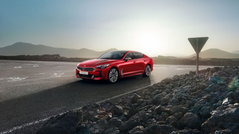 Kia Stinger 
Stinger е оценен с 204 точки от журито. Той е предвиден да бъде най-бързия и най-луксозен автомобил на KIA. Ускорява от 0 до 100 км/ч за 6 секунди, а максималната му мощност е 255 конски сили. Таблото е с 8-инчов тъчскрийн, а допълнителен дисплей на предното стъкло прожектира скоростта и други подробности. Системата може да се свързва както с Android Auto, така и с Apple CarPlay.