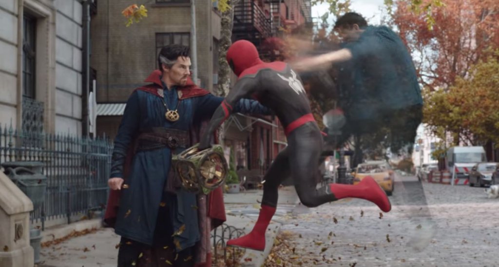 „Спайдър-Мен: Няма път към дома“ (Spider-Man: No Way Home, 2021)
След като самоличността му е разкрита, Питър Паркър се обръща за помощ към Доктор Стрейндж, но провалено заклинание разкъсва бариерите между измеренията и привлича злодеи и алтернативни версии на Спайдър-Мен от предишните франчайзи на Sony на Земя-616. Филмът служи като първия ярък и мащабен пример за физическия сблъсък между паралелни вселени, демонстрирайки високата цена и смъртоносните последици, които мултивселенските аномалии носят за реалността.