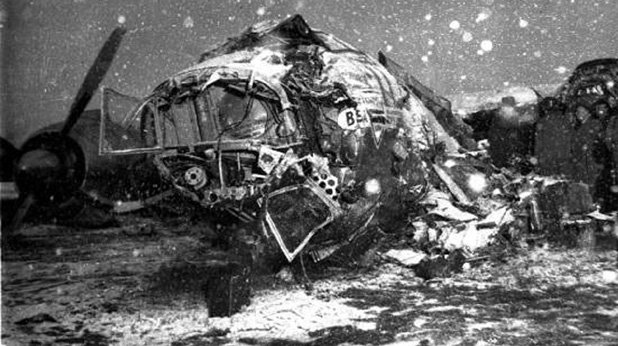 Снежната гледка на изгорелия самолет е една от потресаващите снимки в пресата из целия свят на следващия ден.