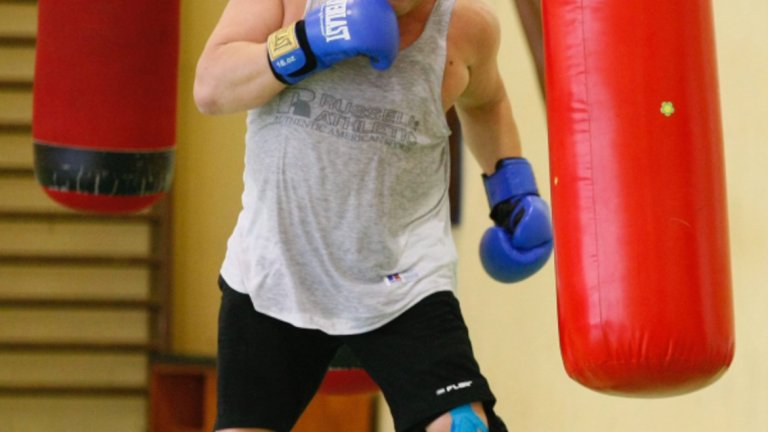 Красен Кралев
От министъра на спорта някак се очаква да спортува активно. Макар че Красен Кралев почти не го виждаме публично в нещо друго, освен риза и сако, бившият лекоатлет продължава да тренира във фитнеса. Освен това всички си спомняме как през 2016 г. министърът се включи в последната тренировка на мъжкия национален отбор по бокс преди олимпийската квалификация в Баку.