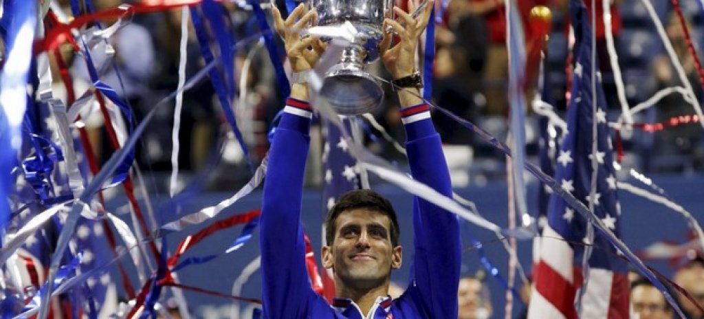 Целият мъжки тенис за 2015-а в една снимка. Ноле - с поглед на победител, с трофей в ръце и сред фанфари. Джокович е пълният господар на спорта.