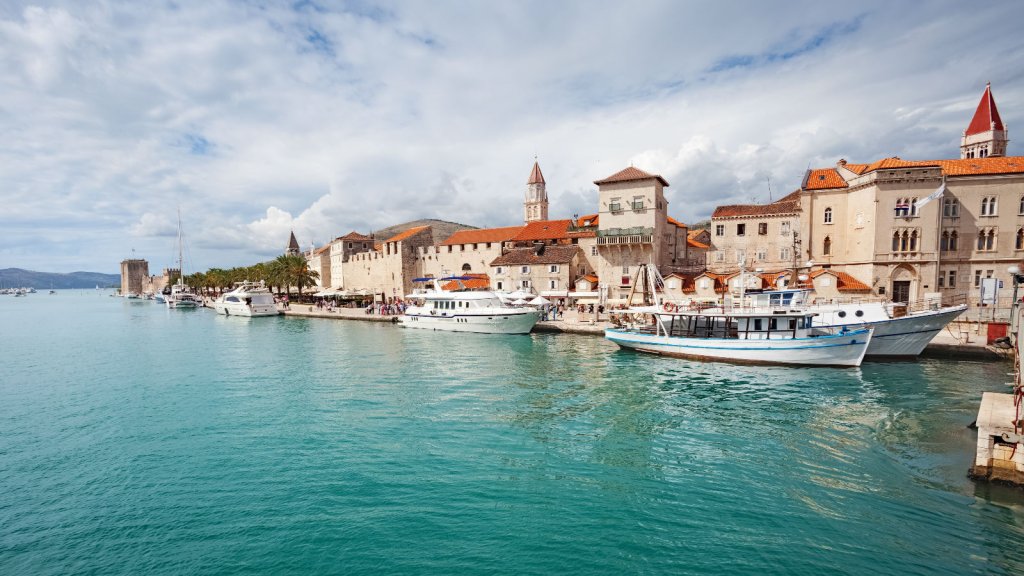 Трогир e град в историческата област Далмация, Хърватия. Той е най-добре запазеният римски-готически град не само в Адриатика, но и в цяла Централна Европа. Средновековната стара част на Трогир е заобиколена от крепостни стени, запазен замък и кула и поре