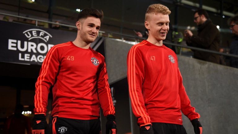 Джеймс Уиър (вдясно) е от многото играчи, за които досегът с футбола на топ ниво се оказва твърде кратък