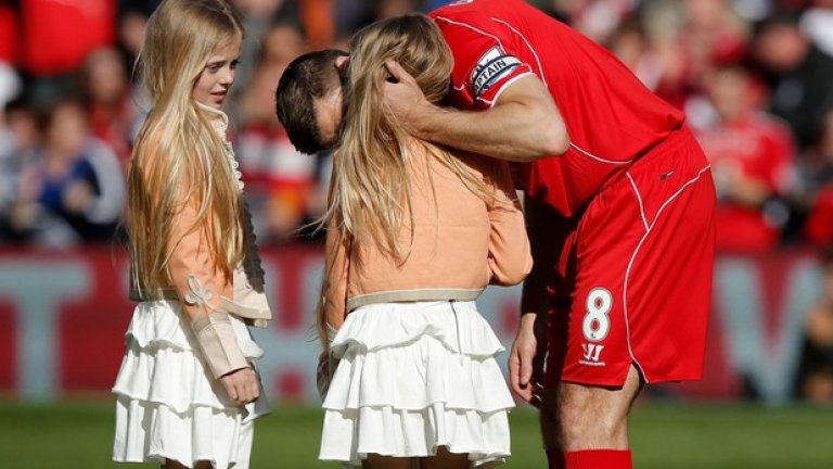 16 май. Стивън Джерард успокоява с целувка разплаканата си дъщеря, вероятно уплашена от шума на "Анфийлд". Всички 45 000 на трибуните в този ден искаха да целунат капитана, който си тръгва. Последният ден на Джерард на "Анфийлд" бе драматичен и трогателен, но отборът не го направи и приятен спомен - 1:3 от Кристъл Палас.