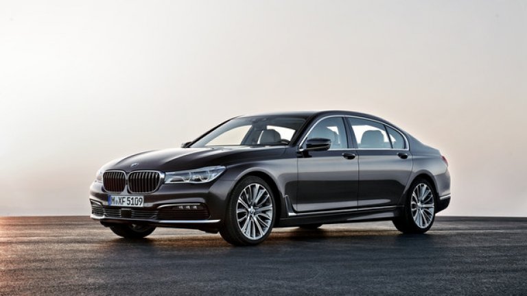 BMW серии 3 и 7
Във Франкфурт BMW ще представи фейслифта на популярната и успешна 3 серия, която идва с по-ефективни двигатели и минимални промени в дизайна. Флагманът на марката – 7 серия също ще дебютира през следващата седмица – новият модел е по-дълъг с 14 сантиметра и със 130 килограма.