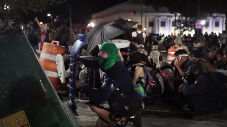 Бунт, кръв и горящи автомобили: Извънредно положение в Уисконсин след прострелян тъмнокож